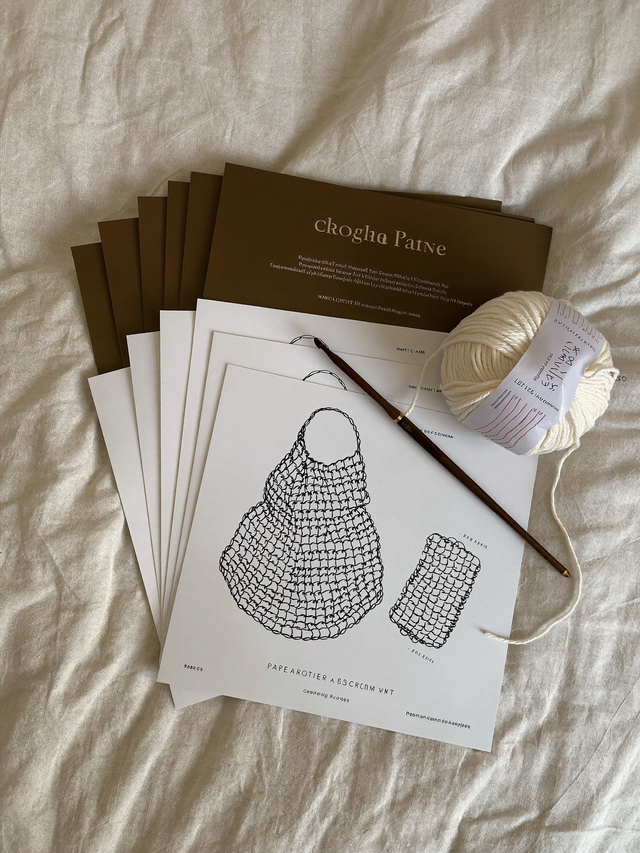 Pages de patron au crochet avec diagrammes, crochet en bois et pelote