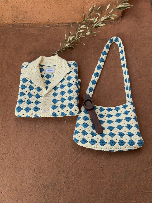 Duo granny square : cardigan plié et sac à anse en bois