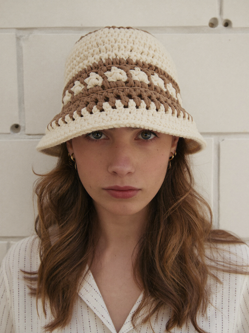 Bob au crochet rayé crème et caramel porté au soleil