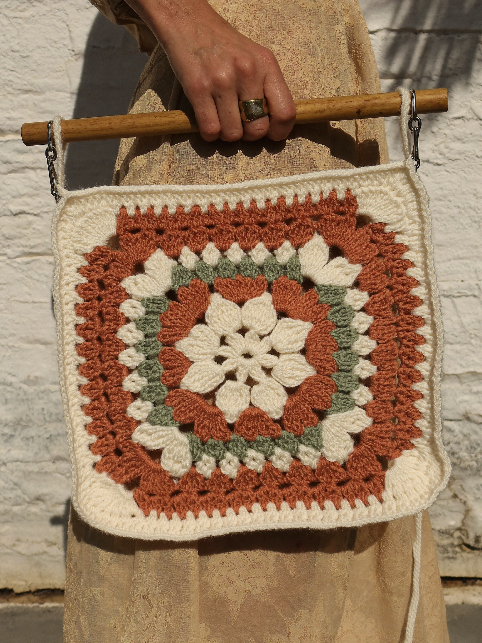Sac bandoulière au crochet granny square avec anse en bois