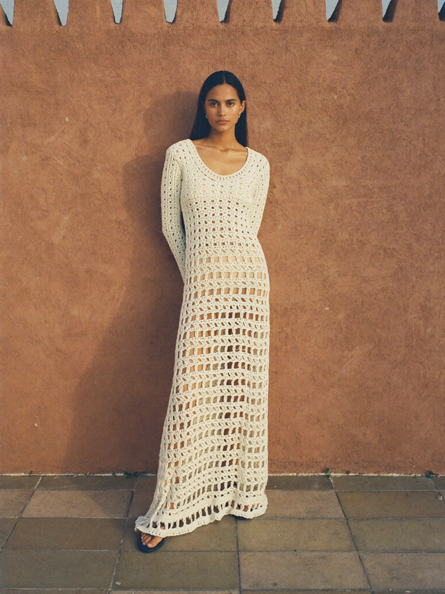 Robe longue au crochet en coton écru avec ourlet festonné